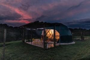 Gallery image of Domo da Cuesta - Piscina, rio e uma vista maravilhosa in Bofete