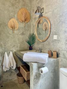 W łazience znajduje się umywalka i lustro. w obiekcie Kanferri Villa w mieście Ahangama