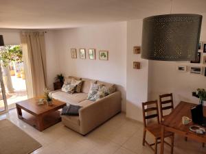 sala de estar con sofá y mesa en CASA DEL MAR - Cozy Beach House, en El Médano