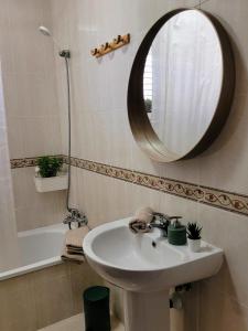 y baño con lavabo, espejo y bañera. en CASA DEL MAR - Cozy Beach House, en El Médano