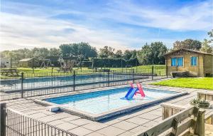 einem Pool mit zwei aufblasbaren Rutschen in der Unterkunft 2 Bedroom Amazing Home In Tzummarum in Tzummarum