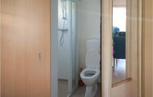 ein Badezimmer mit weißer Toilette und Dusche in der Unterkunft 2 Bedroom Amazing Home In Tzummarum in Tzummarum + 4 Fotos