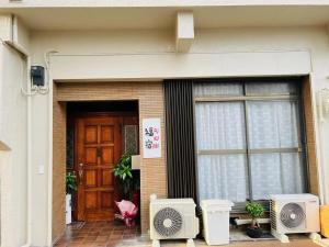 高松市にある福宿 Fukuinn 102号室の窓付きの家の玄関