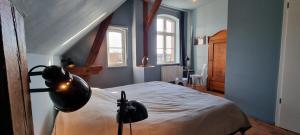 Ein Bett oder Betten in einem Zimmer der Unterkunft An Den Wiesen Gasthaus am Finowkanal