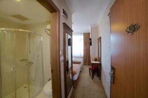Salle de bains dans l'établissement Grand Unal Hotel