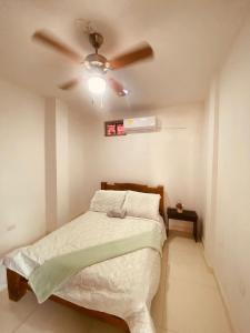 Giường trong phòng chung tại Mayo apartamentos