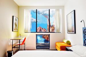 een slaapkamer met een bed, een bureau en een raam bij The Constance Fortitude Valley in Brisbane