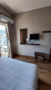 Un pat sau paturi într-o cameră la Hotel Blossom