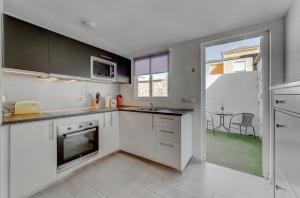 Kuchyň nebo kuchyňský kout v ubytování VILLA PALMA CANARIAS