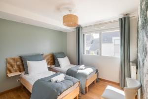 mały pokój z 2 łóżkami i oknem w obiekcie FENUA - Quartier de Rothéneuf w Saint-Malo