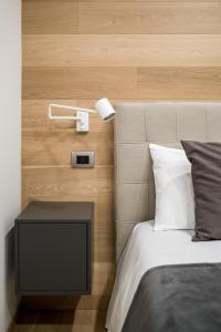 A bed or beds in a room at Fragole Suite