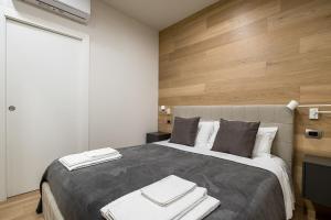 A bed or beds in a room at Fragole Suite