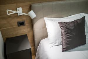 A bed or beds in a room at Fragole Suite