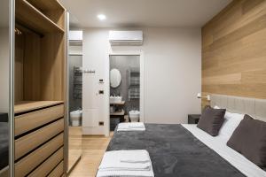 A bed or beds in a room at Fragole Suite