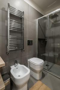 A bathroom at Fragole Suite