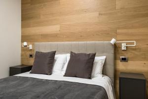 A bed or beds in a room at Fragole Suite