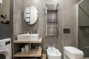 A bathroom at Fragole Suite