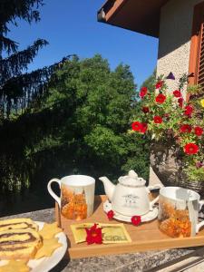 una mesa con una tetera y una tetera en ella en Il Bosco e Il Borgo Guest House Subiaco, en Subiaco