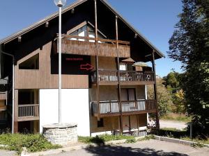 a building with a balcony and a sign on it at Appartement Valloire, 2 pièces, 5 personnes - FR-1-263-164 in Valloire