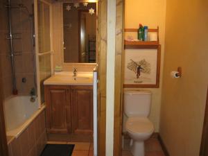 a bathroom with a toilet and a sink and a tub at Appartement Valloire, 2 pièces, 4 personnes - FR-1-263-128 in Valloire