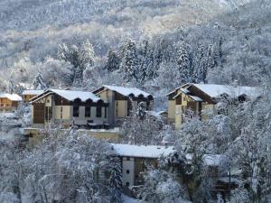 uma casa coberta de neve numa montanha em Studio Brides-les-Bains, 1 pièce, 4 personnes - FR-1-512-171 em Brides-les-Bains