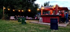 einen Essensstand mit Leuten, die draußen stehen in der Unterkunft An Den Wiesen Gasthaus am Finowkanal in Wandlitz