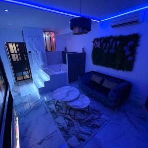 Le BLUE في أوبارفيلييه: غرفة معيشة مع أريكة وطاولة