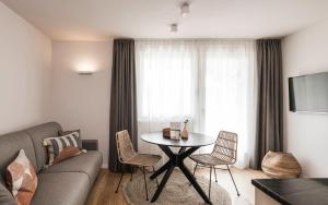 salon ze stołem i kanapą w obiekcie apartments55 w mieście Bressanone
