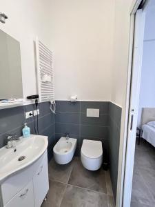 La salle de bains est pourvue de toilettes et d'un lavabo. dans l'établissement CapoDiLucca40, à Bologne