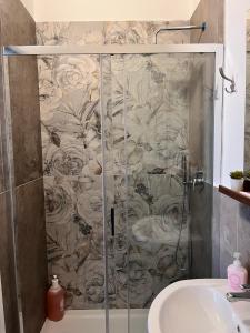 y baño con ducha y puerta de cristal. en CapoDiLucca40 en Bolonia