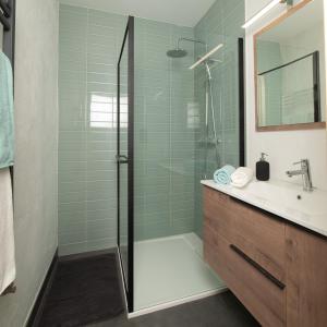 W łazience znajduje się prysznic i umywalka. w obiekcie Charmant Studio tout confort au Brévent-Chamonix w Chamonix-Mont-Blanc
