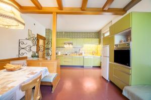 A kitchen or kitchenette at Villa Coris Ferienwohnung Palma