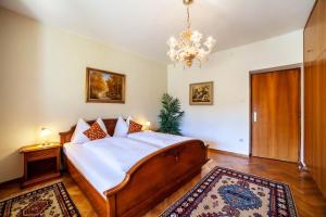 A bed or beds in a room at Villa Coris Ferienwohnung Palma