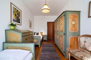 A bed or beds in a room at Villa Coris Ferienwohnung Palma