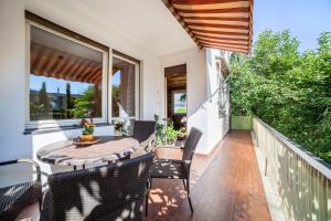 A balcony or terrace at Villa Coris Ferienwohnung Palma