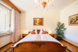 A bed or beds in a room at Villa Coris Ferienwohnung Palma