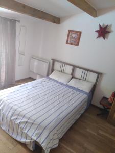 łóżko w sypialni z gwiazdą na ścianie w obiekcie Anemones w mieście Castelnau-le-Lez