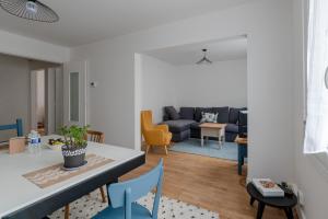 sala de estar con sofá, mesa y sillas en Appartement lumineux centre de Saint-Nazaire en Saint-Nazaire