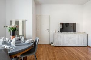 Televízia a/alebo spoločenská miestnosť v ubytovaní Tagliacozzi Suite Apartment + 37 fotografií