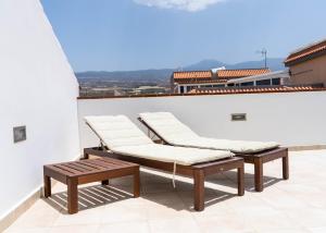 2 sedie a sdraio e un tavolo sul tetto di Apartamentos Alcalá - Tenerife a Alcalá