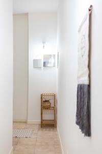 um corredor com paredes brancas e piso em azulejo em Le Petit Panier Studio 3 Clim Vieux-Port - MaisonMars em Marselha