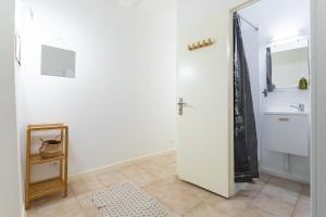 uma casa de banho com um WC, um lavatório e um espelho. em Le Petit Panier Studio 3 Clim Vieux-Port - MaisonMars em Marselha