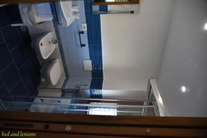 La salle de bains est pourvue d'un urinoir et de toilettes. dans l'établissement Bed and Lemons, à Piano di Sorrento