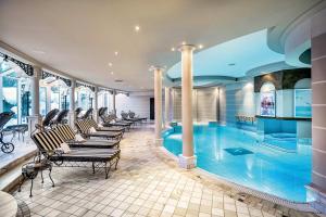Bazén v ubytování die Krone von Lech - Romantikhotel - Luxushotel in bester Lage nebo v jeho okolí