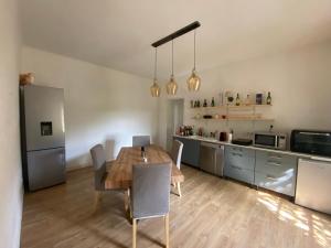 a kitchen and dining room with a table and chairs at Appartement eygalieres avec petit jardin in Eygalières