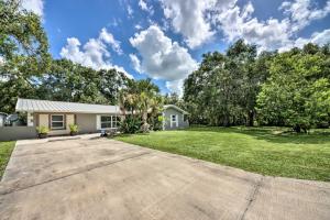 una casa con un gran patio con entrada en Spacious Arcadia Escape Near Public Boat Ramp, en Arcadia