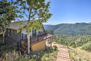 una casa en la cima de una colina con balcón en Mountain Retreat Near Lake, Red Rocks and Golden! en Evergreen