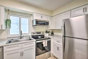 O bucătărie sau chicinetă la Family Friendly Oceanfront Condo with Pool!