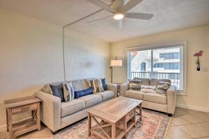 O zonă de relaxare la Family Friendly Oceanfront Condo with Pool!