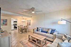 O bucătărie sau chicinetă la Family Friendly Oceanfront Condo with Pool!